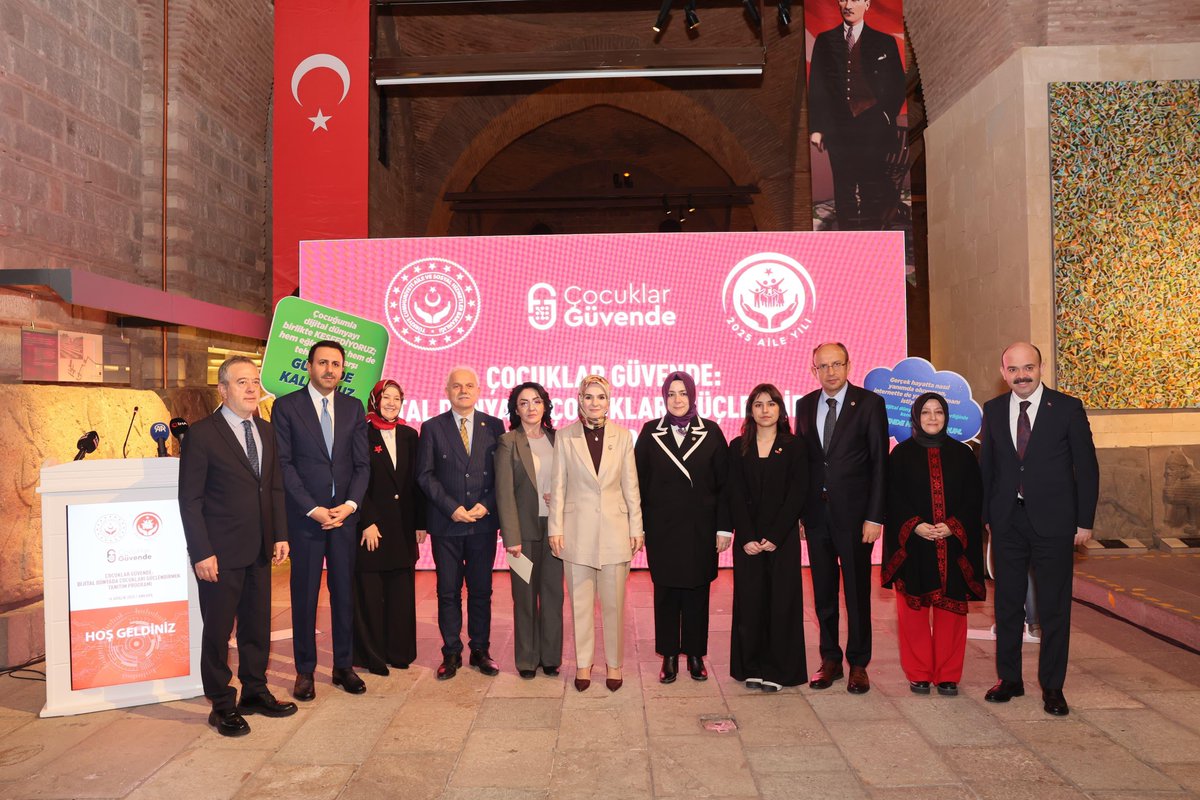 MahinurOzdemir's tweet photo. Bugün, çocuklarımızın dijital dünyada daha güvende olması için iki önemli çalışmayı hayata geçiriyoruz.

Dijital Dünya’da Çocukların Güçlendirilmesine Yönelik Eylem Planımızla çocuklarımızı dijital risklerden koruyor, teknolojiyi bilinçli, güvenli ve sağlıklı bir şekilde kullanmalarını sağlıyoruz.

“Çocuklar Güvende” uygulamamızla ise dijital ortamda çocuklarımızı yalnız bırakmıyor ve ailelerimize doğru bilgiyle yol gösteriyoruz.

Bu iki kıymetli çalışmamızın ebeveynlerimize rehberlik etmesini ve çocuklarımızın farkındalığını artırmasını temenni ediyor, ülkemize hayırlı olmasını diliyorum.