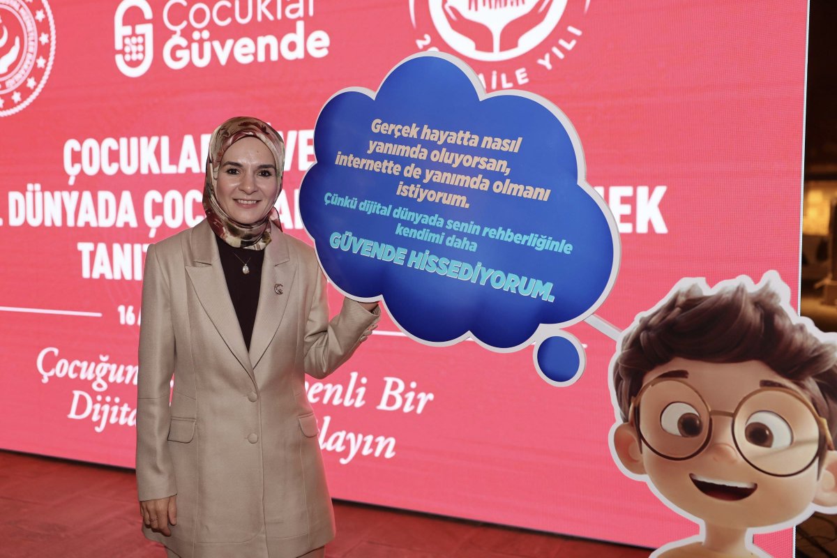 MahinurOzdemir's tweet photo. Bugün, çocuklarımızın dijital dünyada daha güvende olması için iki önemli çalışmayı hayata geçiriyoruz.

Dijital Dünya’da Çocukların Güçlendirilmesine Yönelik Eylem Planımızla çocuklarımızı dijital risklerden koruyor, teknolojiyi bilinçli, güvenli ve sağlıklı bir şekilde kullanmalarını sağlıyoruz.

“Çocuklar Güvende” uygulamamızla ise dijital ortamda çocuklarımızı yalnız bırakmıyor ve ailelerimize doğru bilgiyle yol gösteriyoruz.

Bu iki kıymetli çalışmamızın ebeveynlerimize rehberlik etmesini ve çocuklarımızın farkındalığını artırmasını temenni ediyor, ülkemize hayırlı olmasını diliyorum.