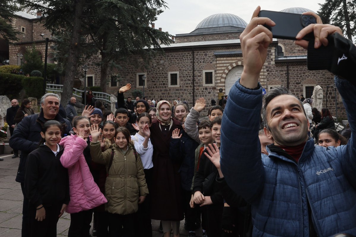 Bugün, çocuklarımızın dijital dünyada daha güvende olması için iki önemli çalışmayı hayata geçiriyoruz.

Dijital Dünya’da Çocukların Güçlendirilmesine Yönelik Eylem Planımızla çocuklarımızı dijital risklerden koruyor, teknolojiyi bilinçli, güvenli ve sağlıklı bir şekilde