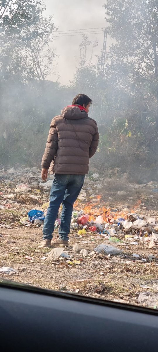 FatimaAjmalPak's tweet photo. Open dumping and burning of waste at QAU is unacceptable, exposing students 2 toxic smoke &amp; smog.
Under CDA’s jurisdiction, lack of waste collection is negligence.
This is a university, not a dumping ground, action is needed now!
 @CDAthecapital
@PakEPAIslamabad
#Health #Cliamte https://t.co/xOo0JroDkQ