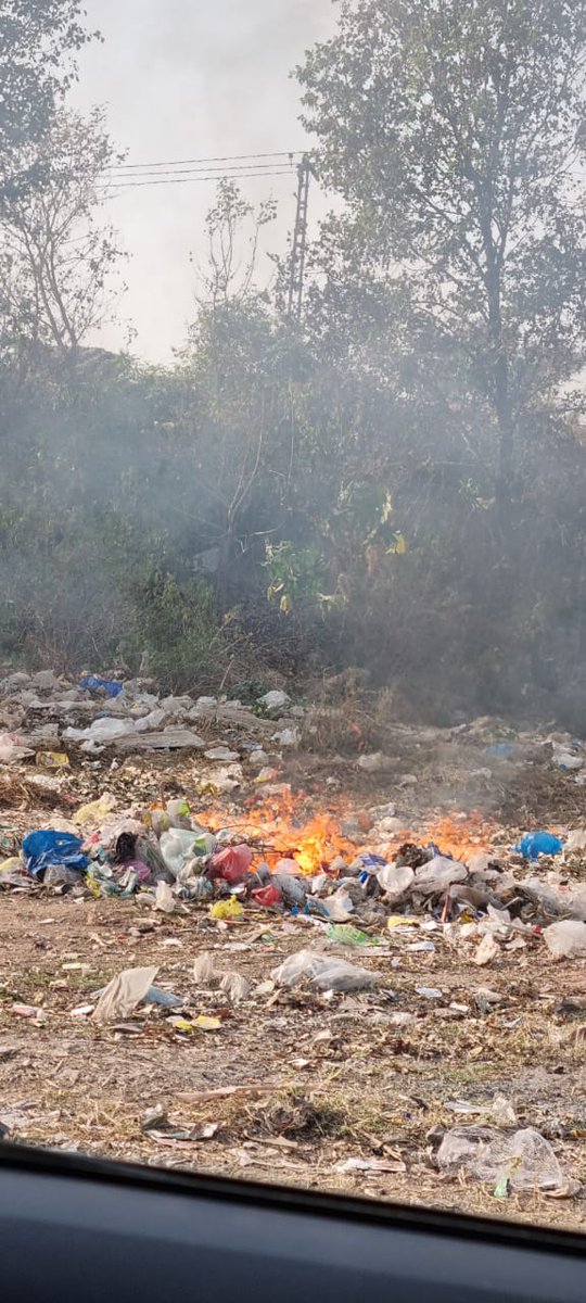FatimaAjmalPak's tweet photo. Open dumping and burning of waste at QAU is unacceptable, exposing students 2 toxic smoke &amp; smog.
Under CDA’s jurisdiction, lack of waste collection is negligence.
This is a university, not a dumping ground, action is needed now!
 @CDAthecapital
@PakEPAIslamabad
#Health #Cliamte https://t.co/xOo0JroDkQ