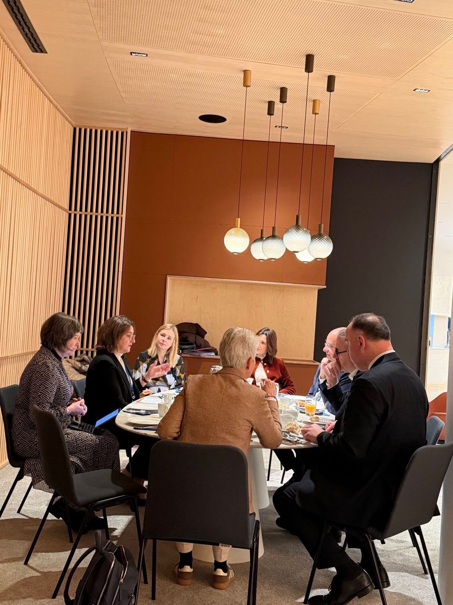 michalkobosko's tweet photo. .@RenewEurope #ITRE team dziś na śniadaniu roboczym z wiceprzewodniczącą KE @Teresaribera Szczera do bólu rozmowa o wyzwaniach stojących przed europejską gospodarką, w tym motoryzacją. Przekonanie, że ten tydzień i szczyt w Brukseli będzie kluczowy dla przyszłości Europy. https://t.co/QRnRaJC2V5