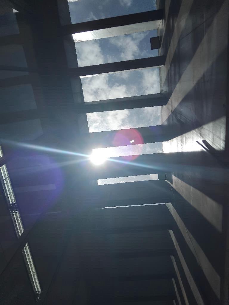 quantaddicted's tweet image. O Sol através dos muros.