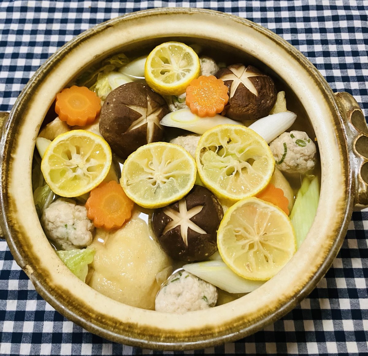 cyobi29051's tweet photo. #晩ごはん

つくねの柚子鍋🍲

直売農家様にてたっぷりの柚子を100円で買えました💓
テンション上がりまくり😆
ジャムも作りたいし、ジュースや柚子風呂もいいな😍
爽やかで最高です🥰

#おうちごはん
#料理好きな人と繋がりたい https://t.co/FrvrHp6Ydd