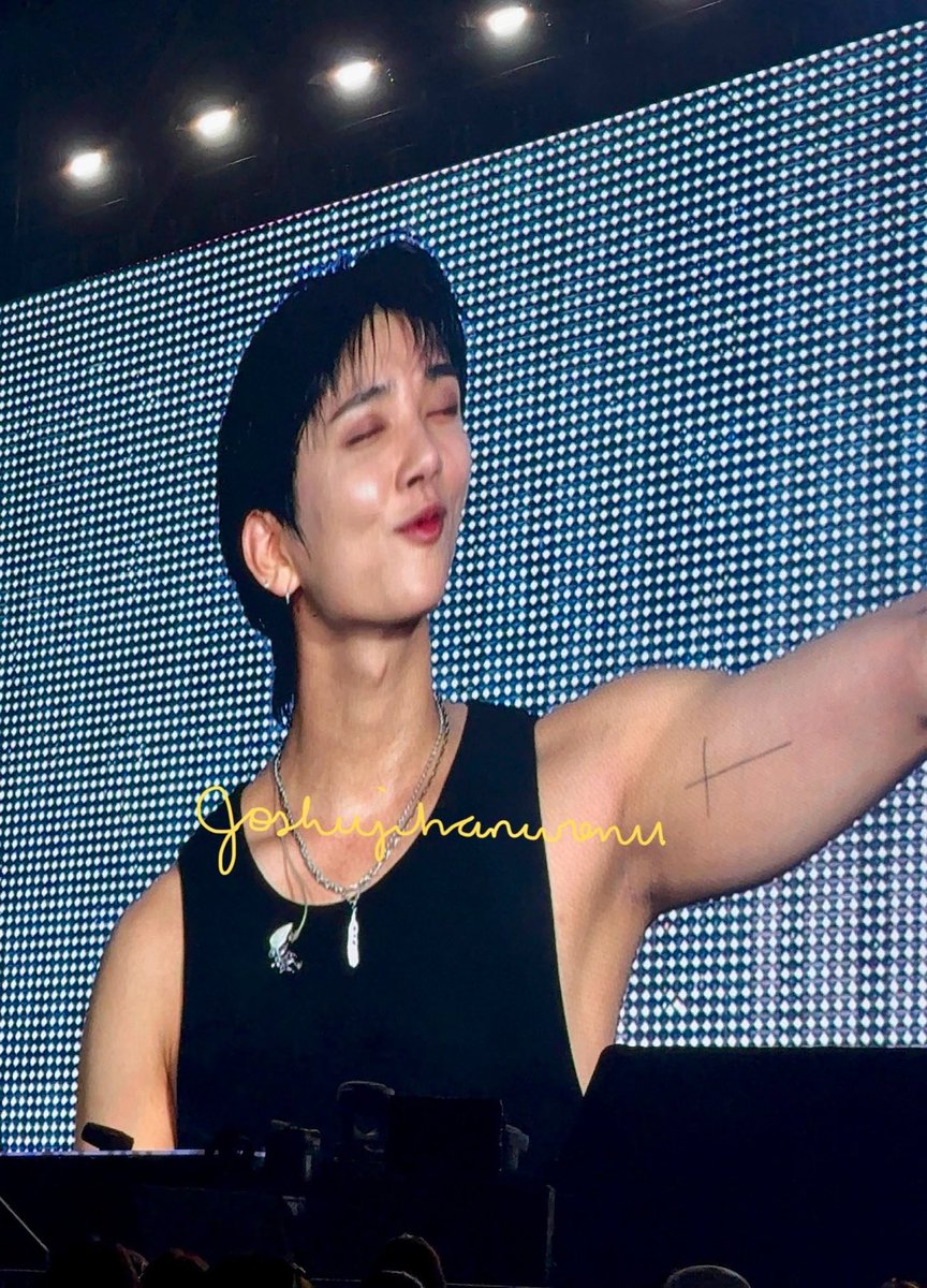 gyushualuvr's tweet photo. the exposed armpit nd tattoo WTH THIS IS VERY JOSHUA HUNG VIBES https://t.co/Y67d9usOkD