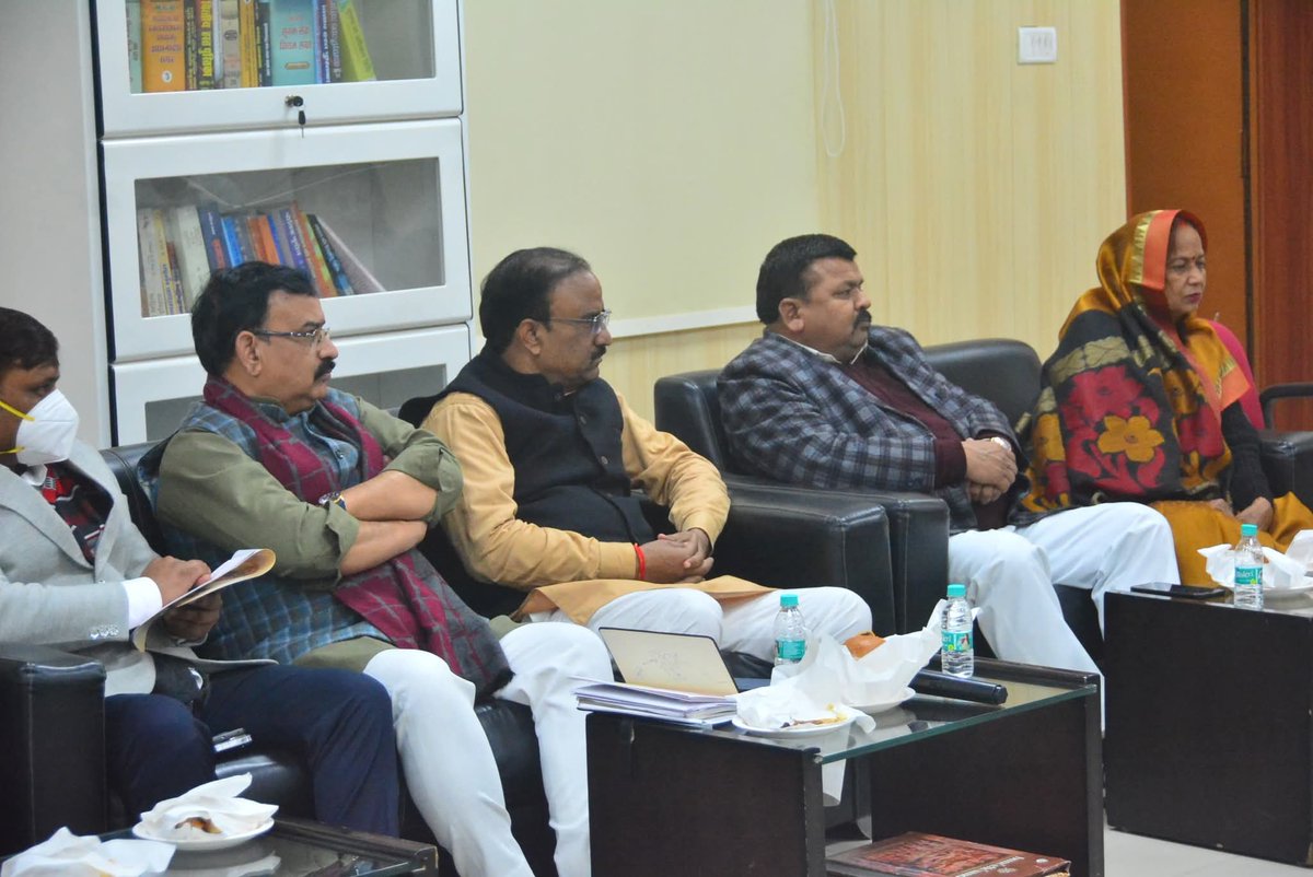 आज विकास भवन लखनऊ में देश के यशस्वी प्रधानमंत्री आदरणीय श्री <a href="/narendramodi/">Narendra Modi</a>  जी के लखनऊ आगमन से पूर्व आयोजित तैयारी बैठक में उपस्थित रहा।
इस अवसर पर महानगर अध्यक्ष श्री आनंद द्विवेदी जी, मा० विधायक गण जिलाधिकारी लखनऊ एवं अन्य पदाधिकारी जन सम्मिलित रहे।