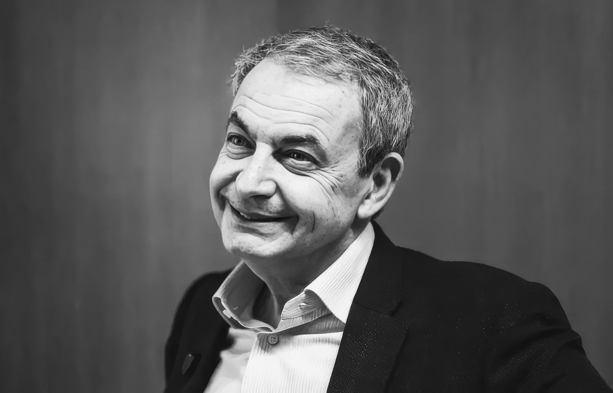 Zapatero siempre acaparó —quizá ayudado por esa imagen de “tipo normal y sonrisa amable”— comentarios del tipo: “no es malo, lo que pasa es que es tonto”.

Y no. Ni era ni es tonto. De hecho, Zapatero es la definición exacta de lobo con piel de cordero.

Un personaje siniestro y