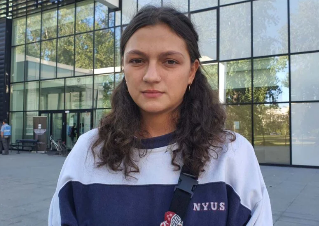 CrnjanskiSr's tweet photo. Ne zaboravite da je ovo dete bilo među pokretačima protesta nakon ubistva 16 ljudi u Novom Sadu.
Ne zaboravite da je ovo dete pod progonom OKG-e moralo da napusti Srbiju.
Ne zaboravite da ovo dete ima i porodicu koju ne može da vidi.

Ne zaboravite srčanu i hrabru Milu Pajić... https://t.co/S8Pazxhb2G