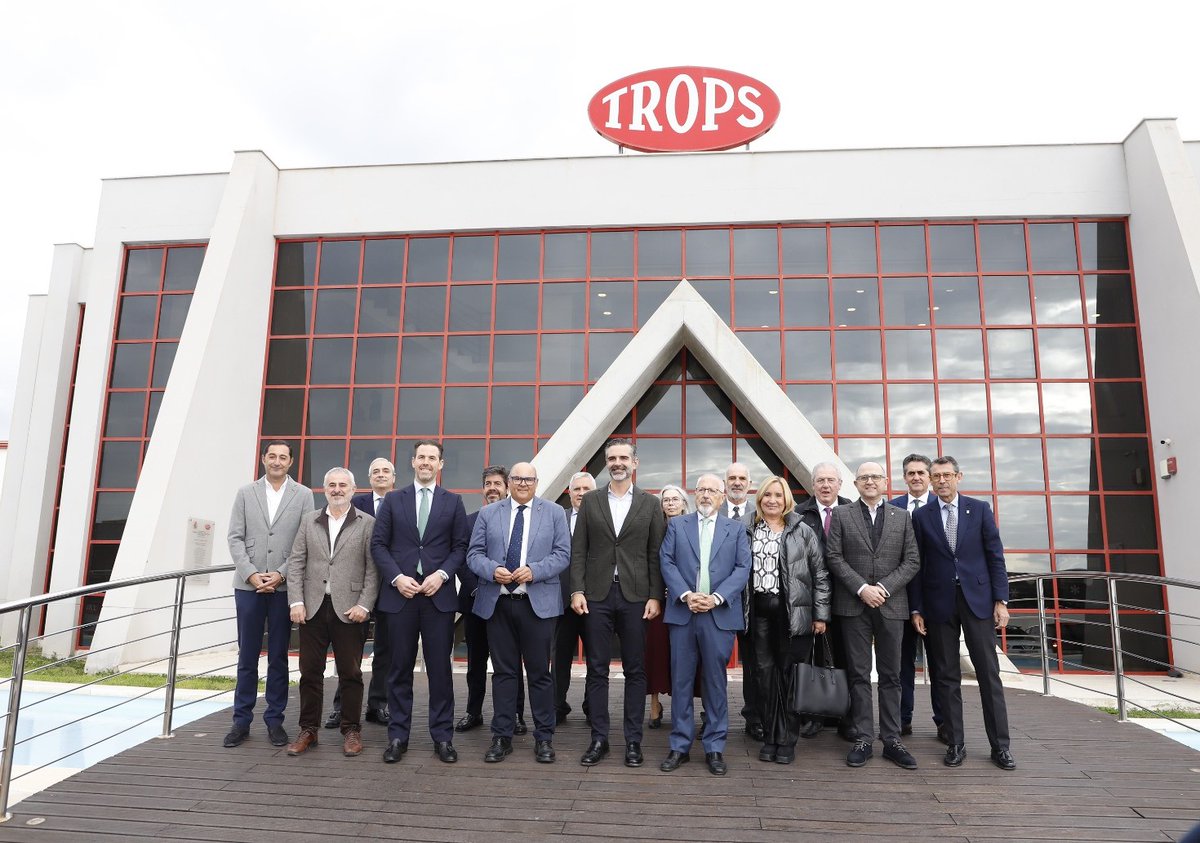 𝗩𝗜𝗦𝗜𝗧𝗔 𝗜𝗡𝗦𝗧𝗜𝗧𝗨𝗖𝗜𝗢𝗡𝗔𝗟 📌 Ayer tuvimos el honor de recibir en nuestra sede de Vélez-Málaga al Consejero de <a href="/AgriculturAnd/">Consejería AgriPesca</a> de la <a href="/AndaluciaJunta/">Junta de Andalucía</a>, <a href="/RamonFPM/">Ramón Fernández-Pacheco M</a>.

El Consejero pudo conocer de primera mano nuestras instalaciones acompañado por la Viceconsejera de