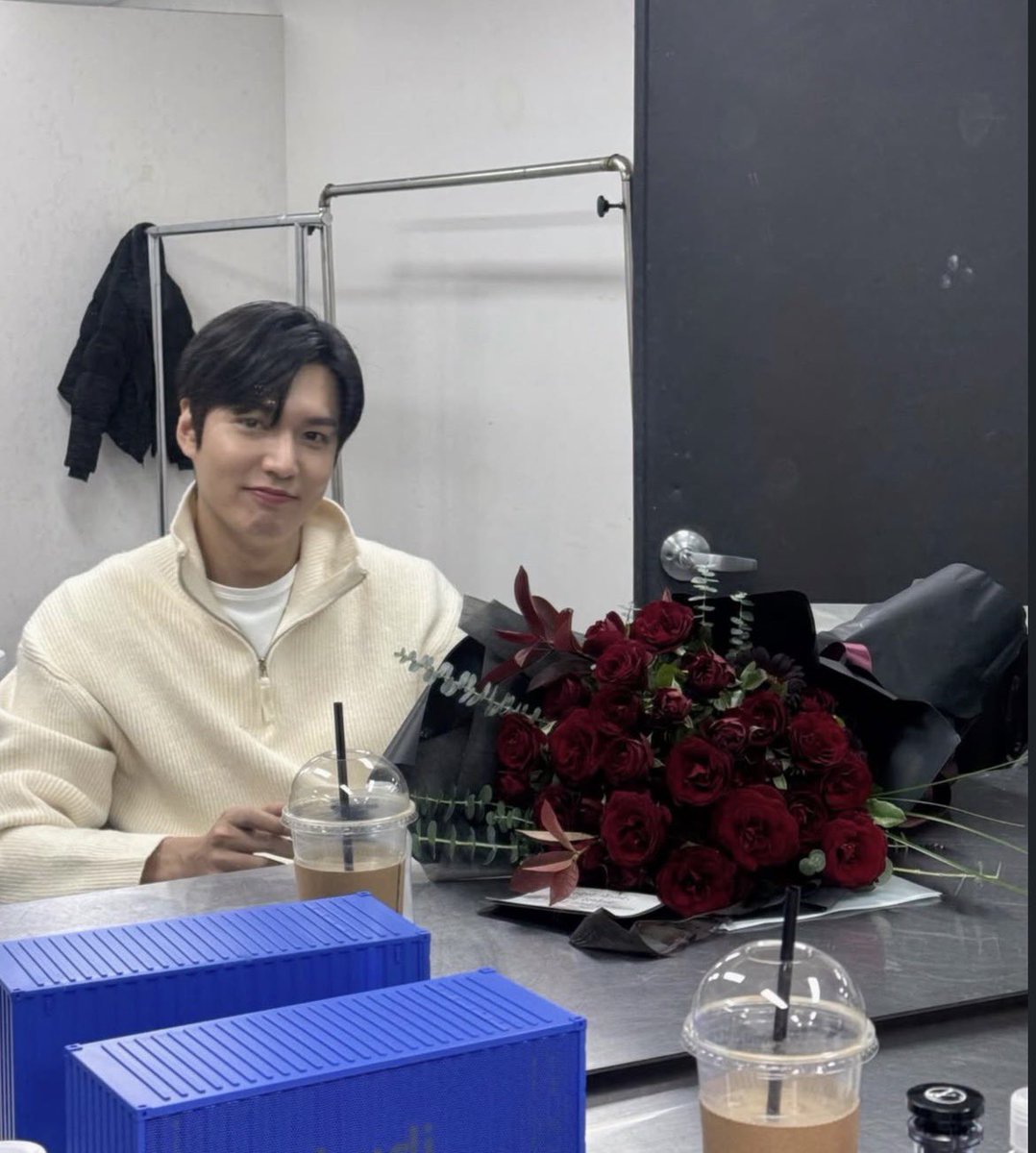 annagirlz1's tweet photo. Just what the DR ordered…
Thank you for the update love @ActorLeeMinHo 🤍 Only YOU can make me feel better on the hard days.
Wishing you also a warm and wonderful holiday season too, and all the LOVE and happiness you deserve! #LeeMinho #IGUpdate https://t.co/UtsYVSmGar