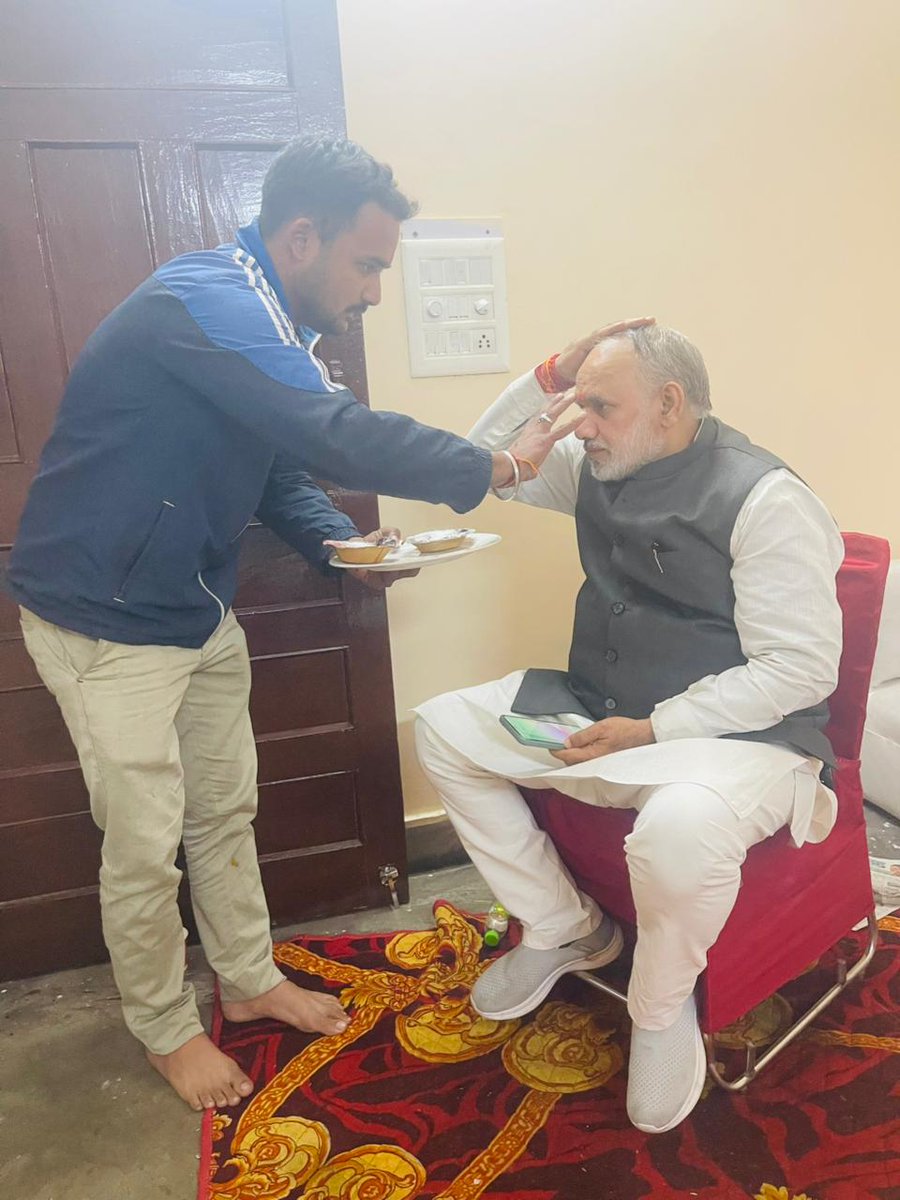 JPBhaiBJP's tweet photo. भारतीय जनता पार्टी, सदर विधानसभा क्षेत्र (किशनगंज मंडल) की दयाबस्ती झुग्गी क्षेत्र में रहनेवाले हमारे कार्यकर्ता श्री गौरव जी द्वारा कार्यालय उद्घाटन का कार्यक्रम आयोजित किया गया।
इस अवसर पर पहुंचने पर उन्होंने तिलक लगाकर स्वागत किया।
#BJP #SadarAssembly #KishanganjMandal https://t.co/QbxhbsoLqk