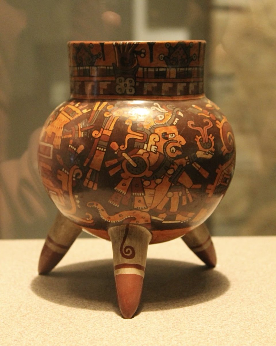 aldo_sauza's tweet image. Vasija tipo códice.

La pieza proviene de Nochistlán, en Oaxaca. Fue decorada con el estilo artístico Mixteca-Puebla, las imágenes son de tipo códice. Representa un ritual realizado por el dios Yaa inu chu ma, quien ofrenda copal en Yuta Tnoho (actual pueblo de Santiago Apoala).