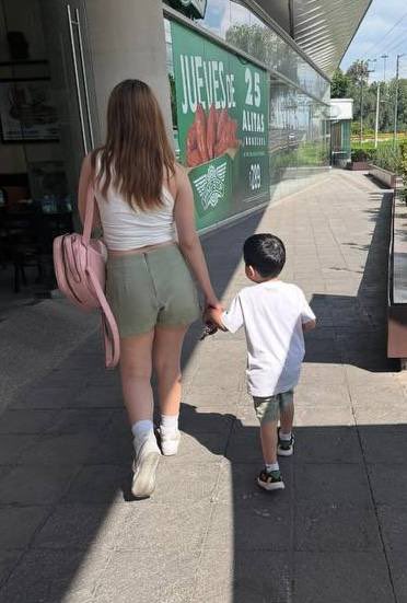Magyslut's tweet photo. Te cogerias a una puta con hijo? Si tu respuesta es si la zorra de Fernanda Orozco es lo que necesita tu vergota de macho como funda y condon humano es demasiado puta que con tal de que le des verga será tu sumisa y hará lo que ordenes denle rt para que se haga viral esta puta https://t.co/aVt90ZQw7x