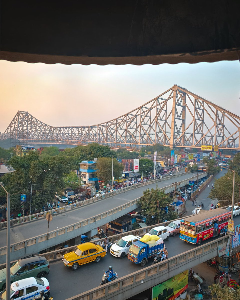 RohitSharma1785's tweet photo. A window to timeless Kolkata, two kolkata's iconic Howrah Bridge and Yellow Taxi 🚖 

#OPPOFindC9Series
#OPPOCommunity
#OPPOTechStudio
#kolkataphotography
#howrahbridge 
@OPPO
@OPPOIndia
@OPPOCareIN
@shotonoppo 
@hasselblad 
@oppokerala 
@oppo_tamilnadu
@colorosglobal https://t.co/cWnGbG3ckS