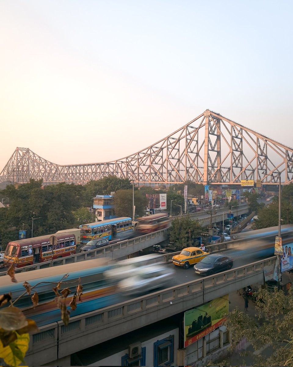 RohitSharma1785's tweet photo. A window to timeless Kolkata, two kolkata's iconic Howrah Bridge and Yellow Taxi 🚖 

#OPPOFindC9Series
#OPPOCommunity
#OPPOTechStudio
#kolkataphotography
#howrahbridge 
@OPPO
@OPPOIndia
@OPPOCareIN
@shotonoppo 
@hasselblad 
@oppokerala 
@oppo_tamilnadu
@colorosglobal https://t.co/cWnGbG3ckS