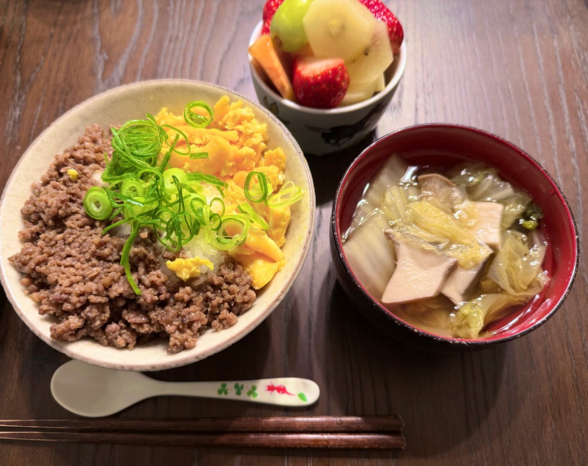 こちらは昨日、8歳娘が作ってくれた誕生日ご飯です…

料理本を読みながら丁寧に丁寧に…。

「これがプレゼントね😚！」とドヤ顔していました。
ありがとうね、ママ一生忘れないよ。