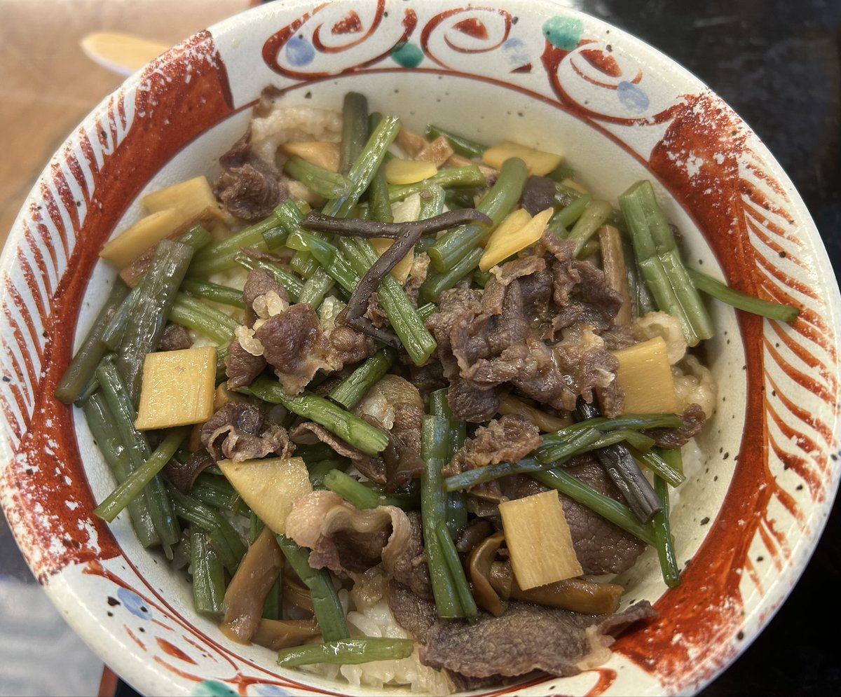 hideaki18165's tweet photo. 熊は山の恵み。
クマ肉は美味しくて栄養価の高いお肉です。
美味しく食べて供養いたしましょう。🙏🏻

#くま丼
#くまそば
#くま串
#くまの時雨煮
#くま鍋 
#里山ジビエ https://t.co/UTNxP5DsN0