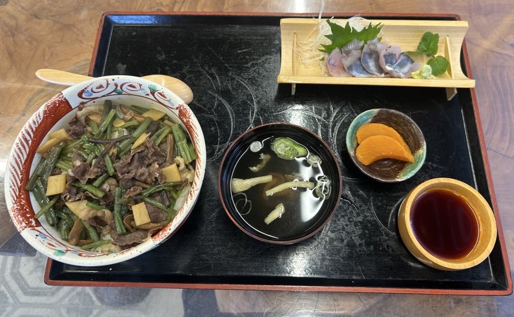 hideaki18165's tweet photo. 熊は山の恵み。
クマ肉は美味しくて栄養価の高いお肉です。
美味しく食べて供養いたしましょう。🙏🏻

#くま丼
#くまそば
#くま串
#くまの時雨煮
#くま鍋 
#里山ジビエ https://t.co/UTNxP5DsN0