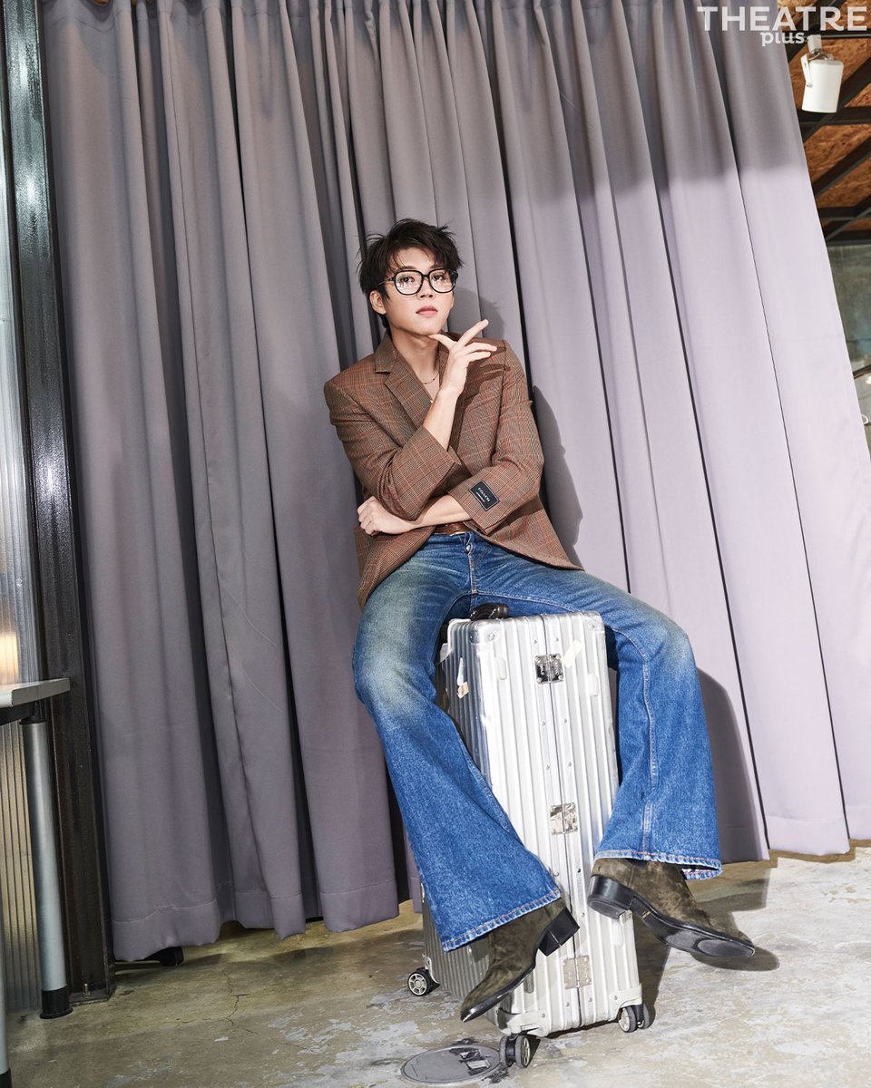 [커버스토리📚] #남우현 "코미디가 좋아요. 그동안 사이코패스나 살인자 같은 역할도 했었는데, 공연이 끝나고 집에 가면 힘들더라고요. 지금은 행복하게 끝나는 것들을 하고 싶어요. 그래서 <슈가>가 더 끌렸던 것 같고요."
-
📲 blog.naver.com/theatreplus/22…
