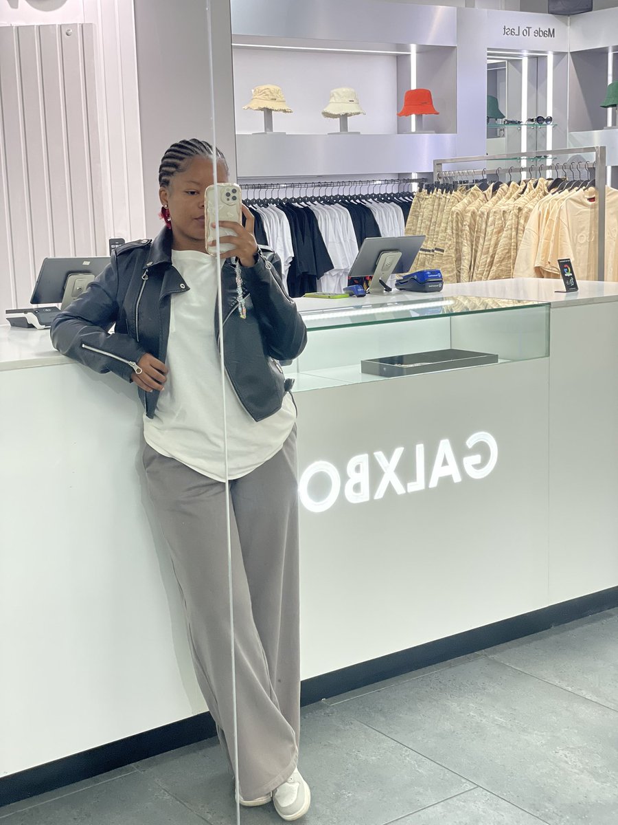 itss_kiiki's tweet photo. Forgot to tell you guys that I got a job for the festives🥹 https://t.co/gjwkXi5rqj