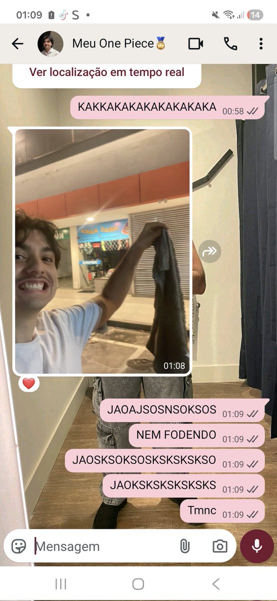 E ontem que eu e o Luís fomos comprar meia pro nosso "amigo meia", mas na chuva louca eu deixei cair a toalha no chão no caminho pro carro. Agora, depois de ele me deixar em casa, eu recebo isso: