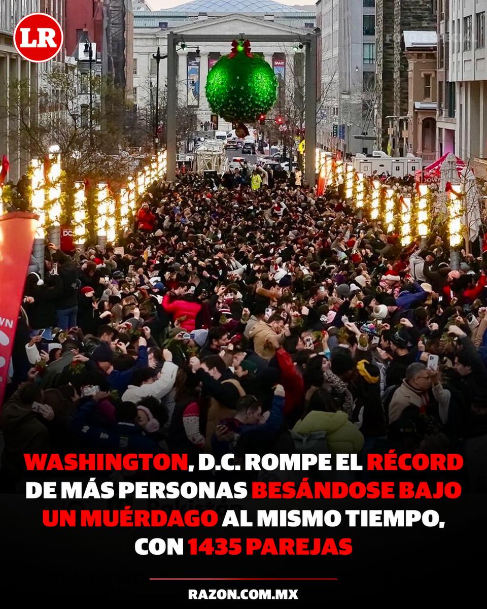 La capital de Estados Unidos, Washington D.C., consiguió un nuevo Récord  Guinness al organizar un evento masivo que batió la marca de besos  simultáneos bajo un muérdago. La hazaña reunió a mil, image size:960x1200