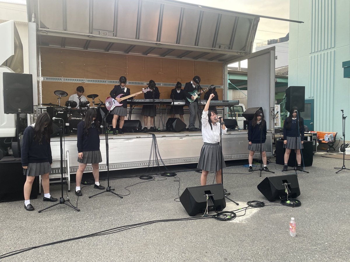 11/1は、大東市にある共栄化成さんで行われたオープンファクトリーで演奏させて頂きました！とても暖かいステージで、楽しく演奏することが出来ました✨️また、演奏後にはBBQに参加させていただき、とても充実した一日になりました！関係者の皆様、ありがとうございました！！