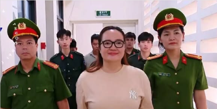 TrucHanh1991's tweet photo. 🚨 SỐC NẶNG: "Nữ Hoàng Thực Phẩm Chức Năng" Hoàng Hường Trốn Thuế Hàng Nghìn Tỷ, Sản Phẩm Đang Bị Giám Định "Khủng"!

Chiều 15/12/2025, tại họp báo Bộ Công an, Thiếu tướng Lê Văn Tân (Phó Chánh văn phòng C01) cập nhật "nóng" về vụ án tại Công ty TNHH Dược phẩm Hoàng Hường – hệ sinh thái từng "làm mưa làm gió" với hàng loạt sản phẩm TPCN!

Cập nhật mới nhất:
- Cơ quan điều tra đang mở rộng vụ án, làm rõ thêm tội danh buôn lậu, sản xuất - buôn bán hàng giả.
- Giám định chất lượng toàn bộ sản phẩm trong hệ sinh thái (số lượng "rất nhiều" – từ xương khớp, hoạt huyết, giảm cân đến nước súc miệng...).

Thủ đoạn trốn thuế "khủng" thế nào?
Hoàng Thị Hường (tức Hoàng Hường) xây dựng hệ sinh thái 18 công ty + 25 hộ kinh doanh + 44 cá nhân để bán TPCN, thực phẩm bảo vệ sức khỏe.

Chỉ đạo nhân viên áp doanh thu vào hộ cá thể, để ngoài sổ sách:
- Từ 1/2021 đến 6/2025: Để ngoài sổ sách gần 1.800 tỷ đồng.
- Kê sai thuế GTGT gần 2.100 tỷ đồng!

Trước đó:
- Khởi tố vụ án Vi phạm quy định kế toán gây hậu quả nghiêm trọng.
- Bắt tạm giam Hoàng Hường + em rể, trợ lý, giám đốc marketing... Tổng cộng 7 bị can (bao gồm cả Nguyễn Thị Tường An).

Từ "nữ hoàng livestream" khoe giàu, rải tiền tặng xe, giờ đối mặt cáo buộc nghiêm trọng. Nhiều sản phẩm từng bị phạt quảng cáo "nổ" như thuốc chữa bệnh!

#VuAnHoangHuong #TronThue #ThucPhamChucNang #HoangHuong #TinNongCongAn