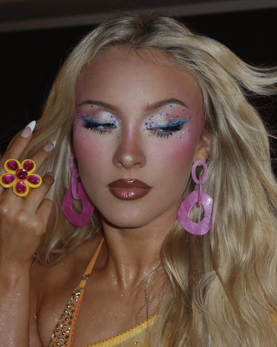 allurequinn's tweet photo. happy 28th birthday to the beautiful and talented zara larsson! https://t.co/93W5EUnmsh
