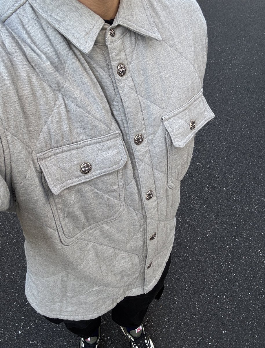 kyabetsuoniisan's tweet image. おりこうさんなので、ジャケットのボタン1番上まで閉めてます。さて、午後はオフィスいきます。🫡

#クロムハーツ #ChromeHearts