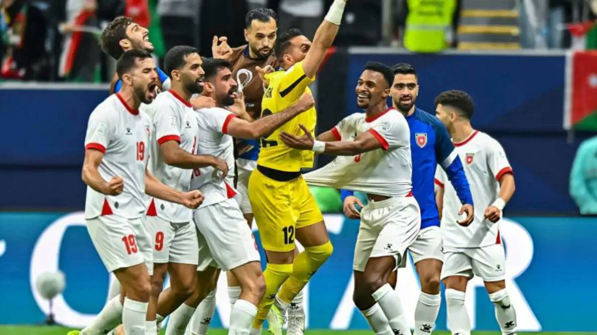 "نحن الذين نطرق الأبواب"

في مسلسل بريكنغ باد الشهير٫ هناك مشهد شهير لوالتر وايت يقول فيه لزوجته "أنا لست في خطر ، أنا الخطر .. تخشين أن يطرق أحدهم بابي ويطلق علي النار، لا .. أنا الرجل الذي يطرق الباب"

شجعت منتخب بلادي سنوات طويلة، حزنت وأخفقنا كثيراً .. كنا نفرح عندما نخسر