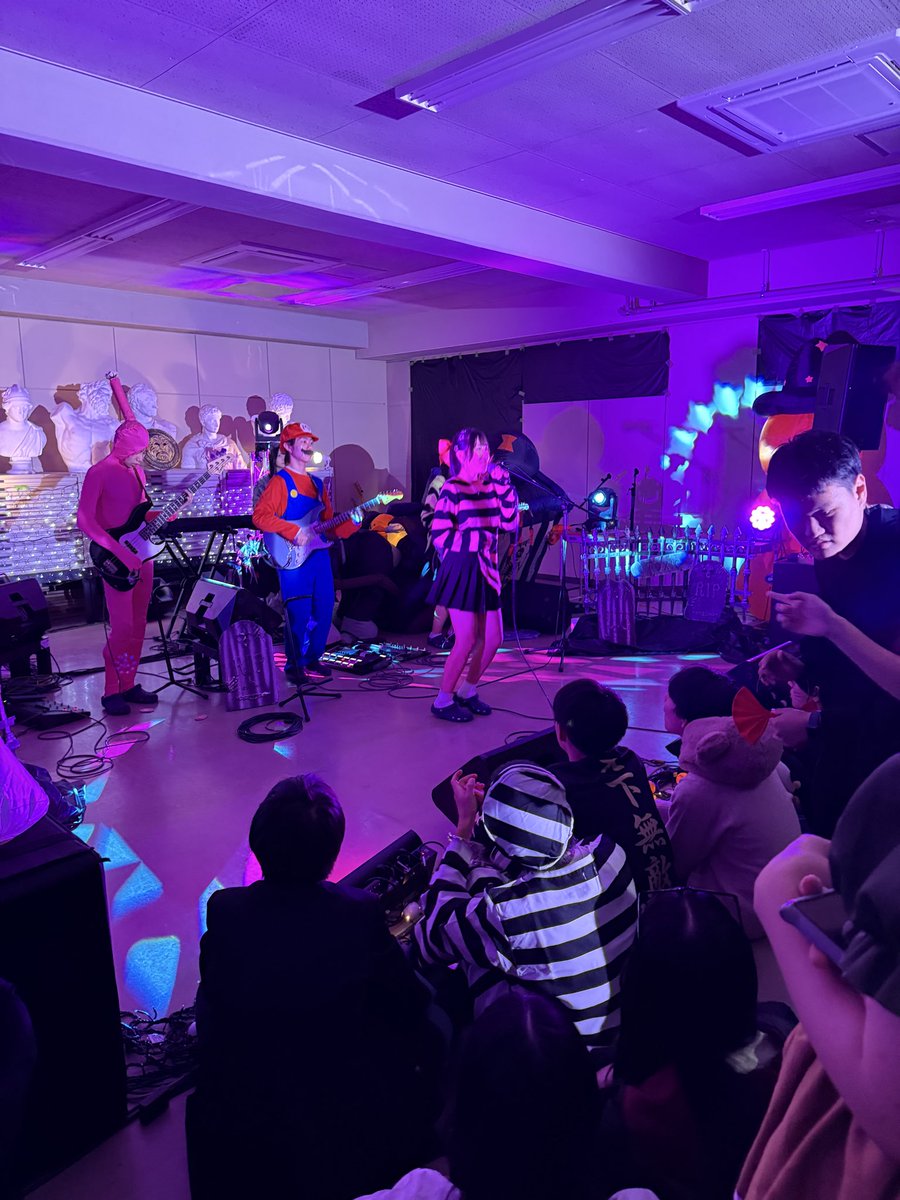 11/5は、部内でハロウィンライブを行いました🎃‼️1年生を中心とした計14組のバンドがこれまで練習してきた成果を披露しました！照明や装飾もみんなで準備し、esssらしさを大切にしたイベントにできたと思います✨️後期のesssもよろしくお願いします！🙇🏻‍♀️