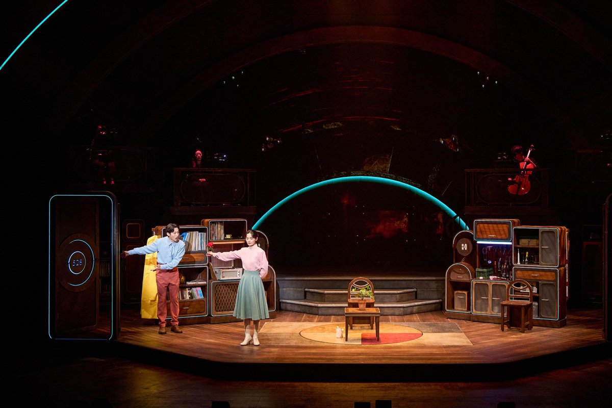 "사랑이 프로그래밍되어 있지 않은 것이 로봇뿐이겠는가. 인간에게도 사랑은 언제나 '위반'의 행위다. 우주의 비밀과 같은 고통스러운 열정을 알게 하는."

뮤지컬 <어쩌면 해피엔딩> 여섯 번째 시즌을 새롭게 들여다본 현수정 평론가의 리뷰가 더뮤지컬 웹사이트에 게재되었습니다.🤗