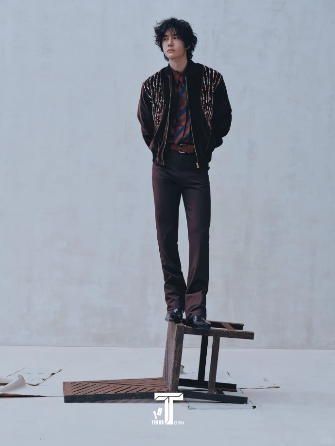 ดีใจที่ได้เห็นอี้ป๋อในสภาวะแบบนี้ เหมือนคนที่เดินทางมานาน เราคิดว่าเขาจะเพิ่มสัมภาระขึ้นเรื่อย ๆ แต่สุดท้ายเขาเลือกหยิบมาแค่กิ่งไม้ไม่กี่ชิ้น เพราะความว่างก็อาจเป็นอีกรูปแบบหนึ่งของความเต็มเปี่ยม《T》CHINA ฉบับเดือนธค. ไปกับ #หวังอี้ป๋อ จะมีความสุข หรือจะปล่อยใจว่าง ก็ได้ทั้งนั้น