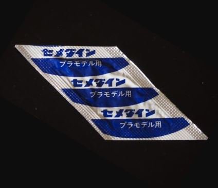 プラモデルには組立て用の接着剤が付属されていました。
当時は手軽にプラモデル用の接着剤が気軽に手に入らない地域もあり、キットを購入すれば作れるようにとプラモデルメーカーさんたちと協力した結果、プラモデルセットの中に同梱されました٩( 'ω' )و