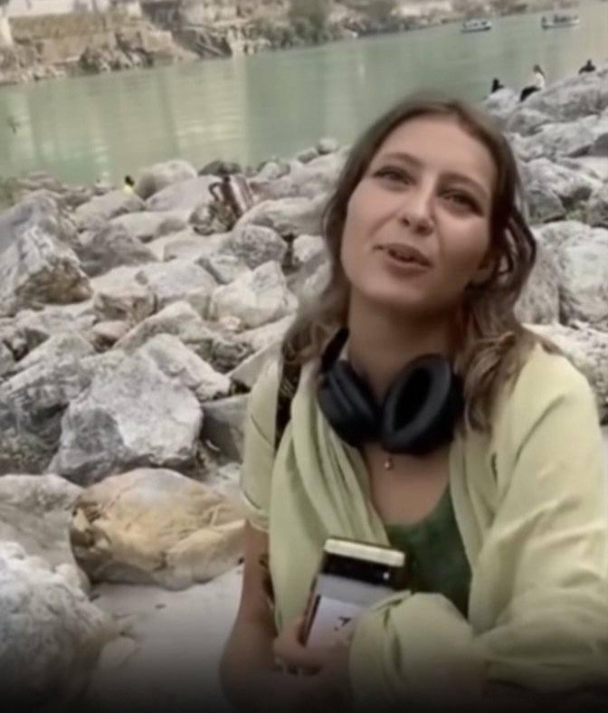 ये है Scotland की एक Tourist 
जो Rishikesh घूमने आई हुई थी

इन्होंने कहां है कि 
"मैं अब कभी India वापस नहीं आऊंगी" 

इसलिए नहीं कि भारत सुंदर नहीं है
बल्कि इसलिए कि हर जगह Plastic फैला है

सड़को से लेकर पर्यटन स्थलों 
तक कचरा खुलेआम पड़ा रहता हैं
और लोग कही भी पान मसाला, गुटखा