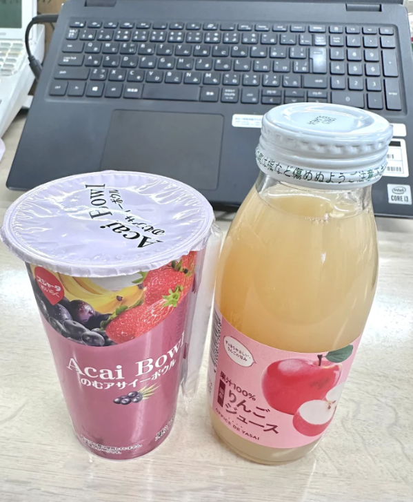 Padescyon's tweet photo. 会社の福利厚生「OFFICE DE YASAI」で、ジュースを購入しました~!!
普段はコーヒーで一息つくことが多いですが、たまにはさっぱりしたジュースもいいですね^^
今日は保険代理店業務をしっかり対応🫡
これから仲介物件のHP作成も進めていきます💻✨
#OFFICEDEYASAI #働く日常 #睦備建設 https://t.co/b5AxeIIKVM