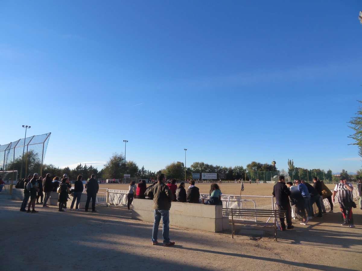 DDFM2_0's tweet image. Happy Tuesday Everyone! Here's another spot of nostalgia on a dirt pitch 😍🤎

Today it's 07/11/2021 at @CDCampamentoMAD  A classic barrio ground on a glorious sunny afternoon in the capital, on this occasion receiving @efcdfortuna (7th🇪🇸)

#tierratuesday #dirtytuesday