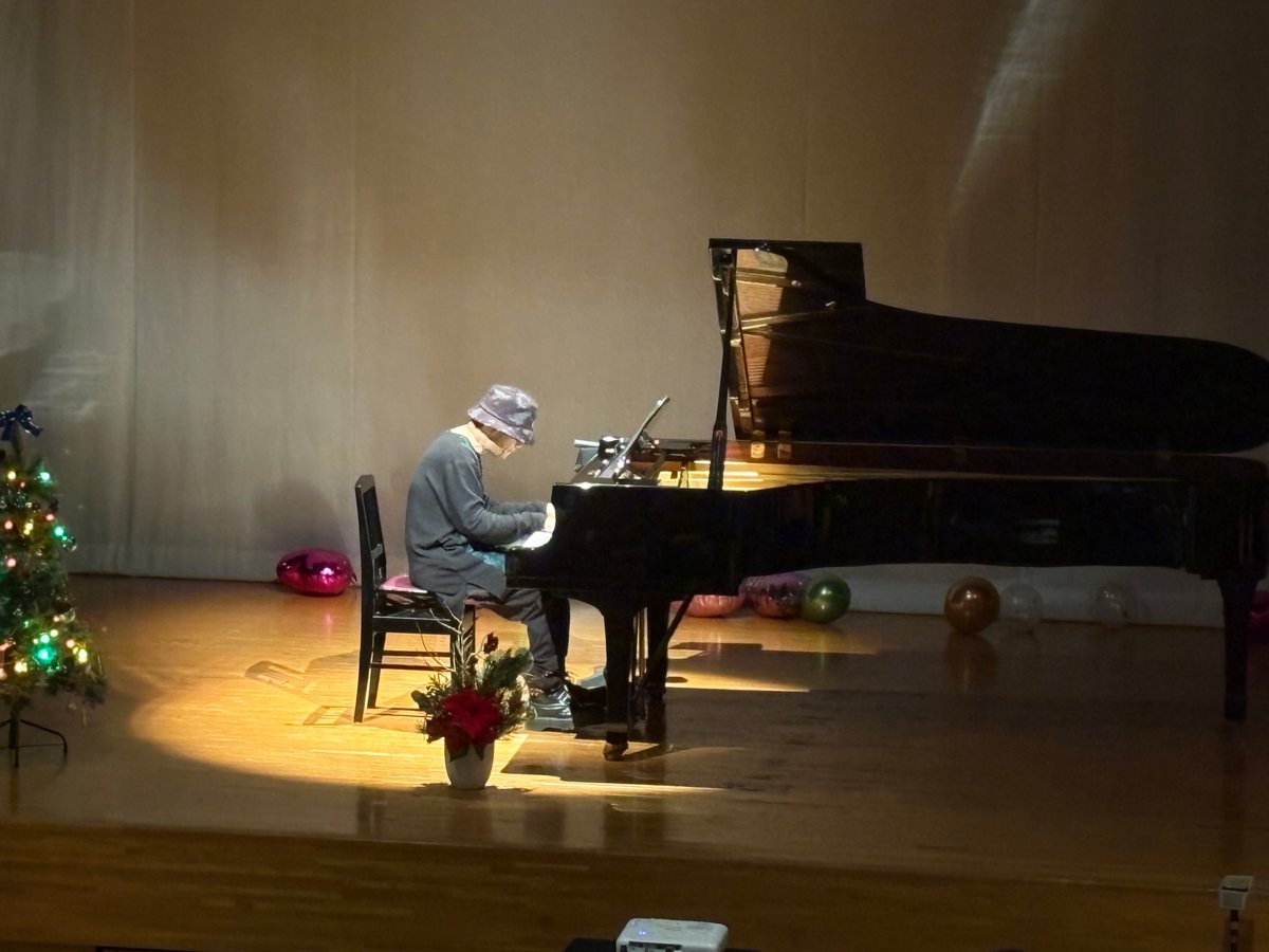 StLukes_Tokyo's tweet photo. 12月5日のAYA啓発イベントは、患者さんの気持ちに寄り添う菊池亮太さんのピアノ演奏であたたかな時間となりました。 https://t.co/8cdC4A1b9R