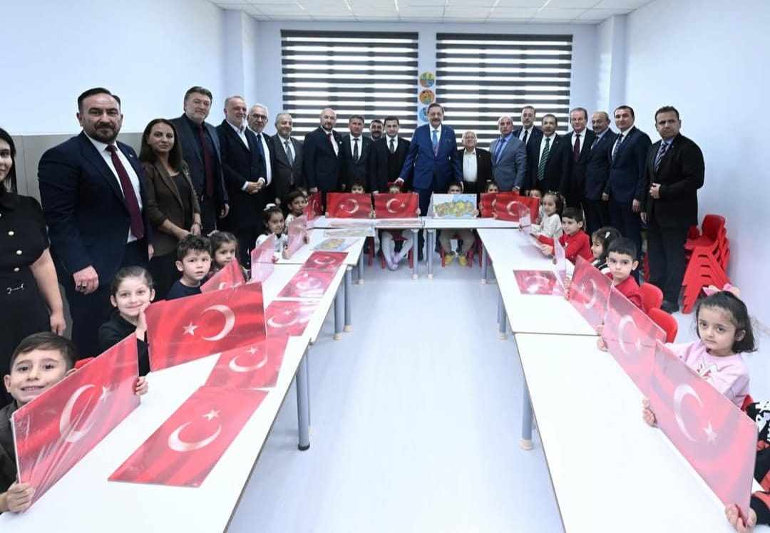 TOBB SARAYKÖY ANAOKULU TÖRENLE AÇILDI
Türkiye Odalar ve Borsalar Birliği (TOBB) tarafından Sarayköy'e kazandırılan TOBB Anaokulu törenle açıldı.
TOBB Anaokulunun açılışına TOBB Başkanı M. Rifat Hisarcıklıoğlu, Kaymakam İsmail Pendik, öğrenciler, veliler ve vatandaşlar katıldı.