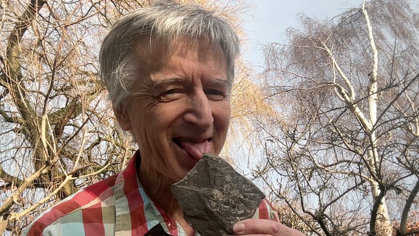 Eman3848's tweet photo. How most people study for exams versus me studying for geology https://t.co/reDFy8Tkq0