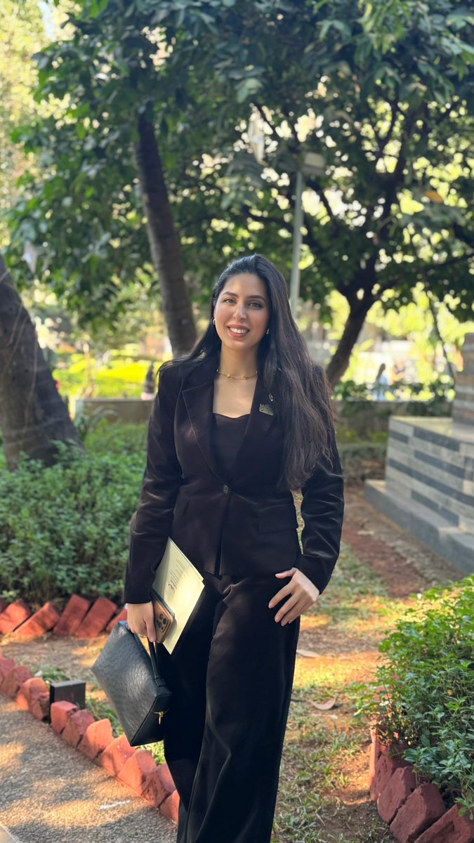 هنا من الهند -مومباي 

في زيارة رسمية بمشاركة كويتية؛ (مجموعة الصباح الآثارية والمجلس الوطني للثقافة والفنون والآداب)
لافتتاح معرض (شبكات من الماضي) الذي ينظمه متحف (شاتراباتي شيفاجي المهراج فاستو سانغراهالايا). 

#الكويت_عاصمة_الثقافة