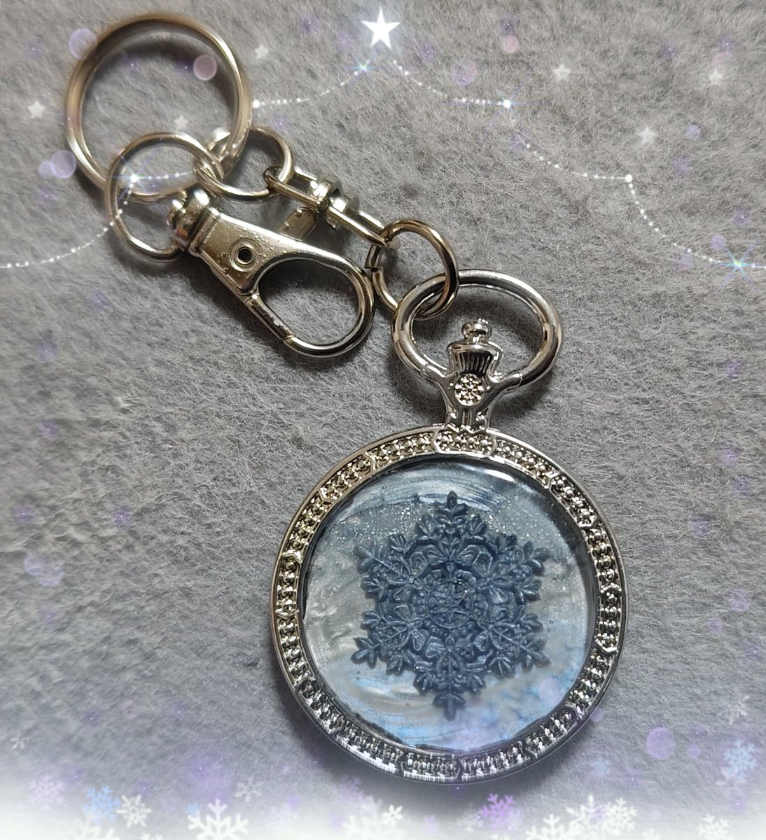 自分用に✨
寒いから雪の結晶のシーリングスタンプを使って懐中時計風に( ´ࠔ`* )
仕事終わってからちまちま作って、完成⸜(*ˊᗜˋ*)⸝💓
会社のロッカーの鍵につけるんだ( ´ࠔ`* )
別バージョンも作ろ⸜(*ˊᗜˋ*)⸝💓

 #かぼ沼(<a href="/handmadekabo/">かぼハンドメイド【シーリングスタンプ配信者】</a>)
 #シーリングスタンプ
 #ハンドクラフト