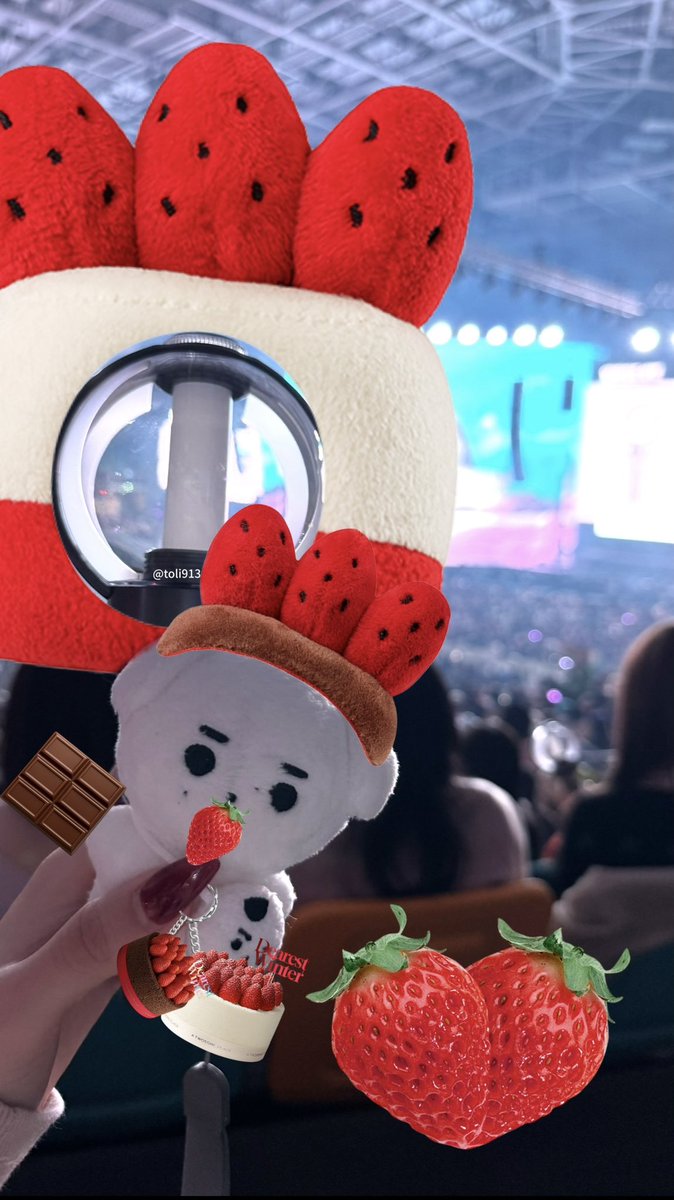 toli913's tweet photo. @TWOSOMEsays 딸기꼭지수염을 단 훈댕이 데리고
가요대전 보러가고 싶어요♡ 
남자 엔하이픈과 여자 엔진, 크리스마스에 당연히 함께해야겠지요😍🩸🧛🖤🦇

훈댕이가(저도) 자기 가방에 키링으로 달고다닐 정도로 애정하는 투썸케이크 먹으면서 
엔하이픈과 연말 행복하게 마무리할게요🫰🏻 https://t.co/logpM7T7rP