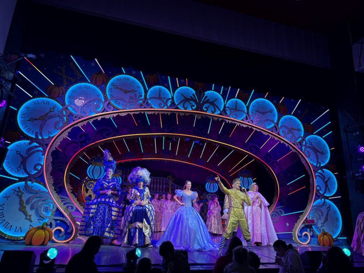MartinTolhurst1's tweet image. We had an absolute blast at the Woodville Theatre panto! 🎭✨

Huge thanks to @TheWoodville Theatre for an amazing showing of Cinderella! 👑🎄

Smiles, laughter &amp;amp; festive cheer all round! 💙

#TeamTolhurst #PantoFun