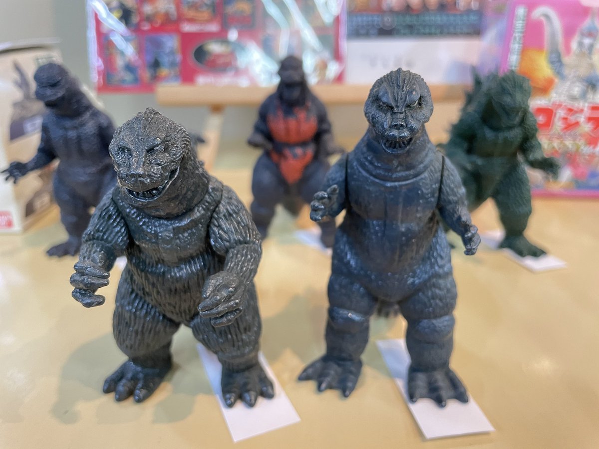 お手頃均一価格の歴代ゴジラフィギュアも、初代さんが里親さんに引き取