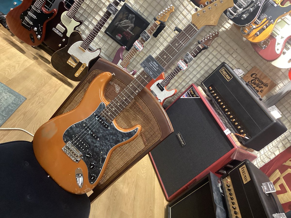 メタリックながらシックで落ち着いたカラーとエイジド加工と相まって