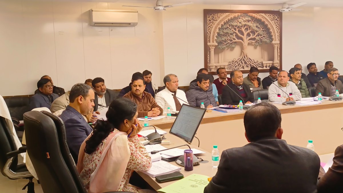 विभिन्न जनकल्याणकारी योजनाओं एवं विकास कार्यों की प्रगति के संबंध में विभागीय अधिकारियों के साथ मासिक समीक्षा बैठक की गई।
इस दौरान शासन स्तर से निर्धारित लक्ष्य के सापेक्ष विभागीय योजनाओं में प्रगति बढ़ाने तथा आमजन की शिकायतों का गुणवत्तापूर्ण निस्तारण कराने के निर्देश दिए गए।