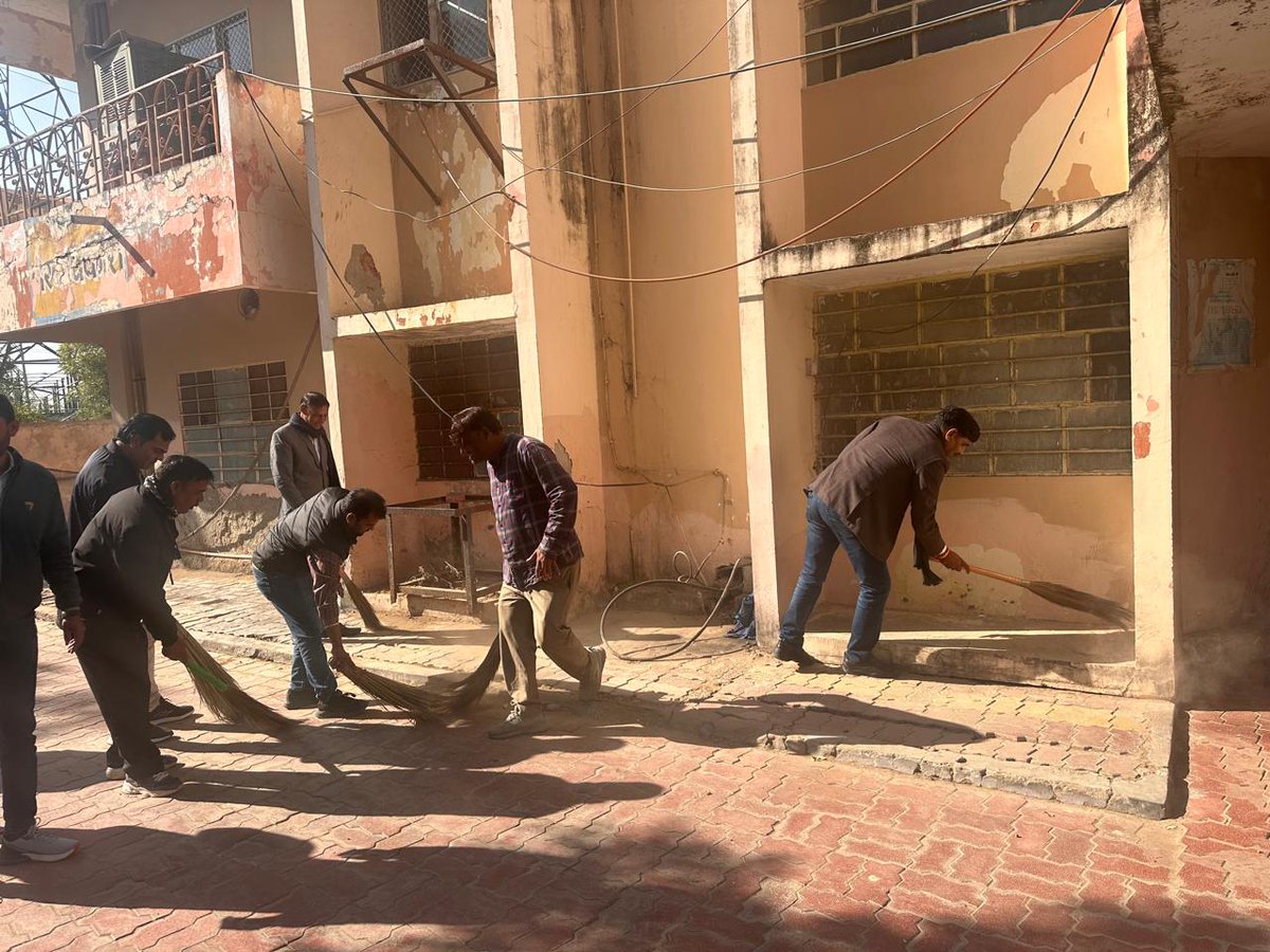 #अधीक्षण_अभियंता जेवीवीएनएल दौसा में स्वच्छता अभियान सफलतापूर्वक चलाया गया अभियान के दौरान कार्यालय परिसर की साफ-सफाई कर स्वच्छ एवं स्वस्थ वातावरण बनाए रखने का संदेश दिया गया। इस अवसर पर अधिकारियों एवं कर्मचारियों द्वारा सक्रिय सहभागिता की गई 
<a href="/RajCMO/">CMO Rajasthan</a> <a href="/artizzzz/">Arti Dogra</a> <a href="/JVVNLCCare/">Jaipur Vidyut Vitran Nigam</a>