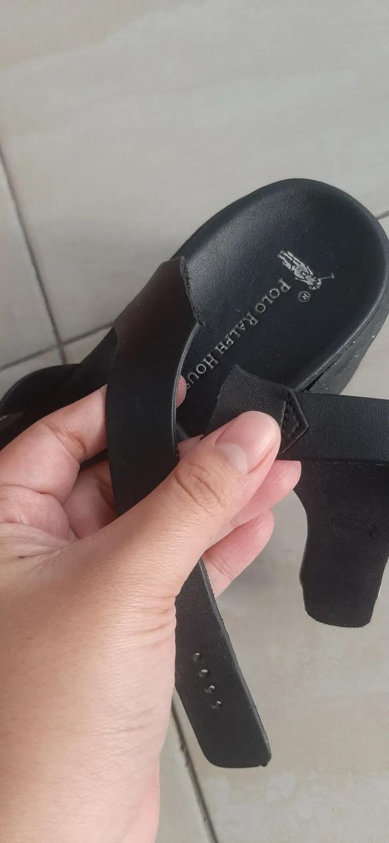 maretaayu26's tweet photo. Warga malang @infomalang barangkali ada yg tau service sendal kyk gini dimana ya ? Makasih 😊🙏 https://t.co/xJCMfehq2v